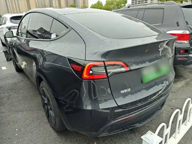 Tesla Model Y — Фото автомобиля 4
