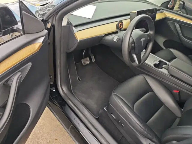 Tesla Model Y — Фото автомобиля 15
