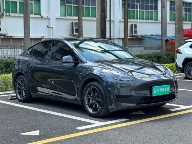 Tesla Model Y — Фото автомобиля 10