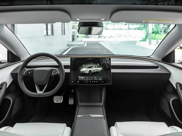 Tesla Model 3 — Фото автомобиля 5