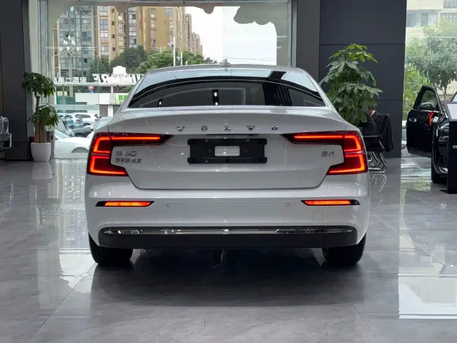 Volvo S60 — Фото автомобиля 10