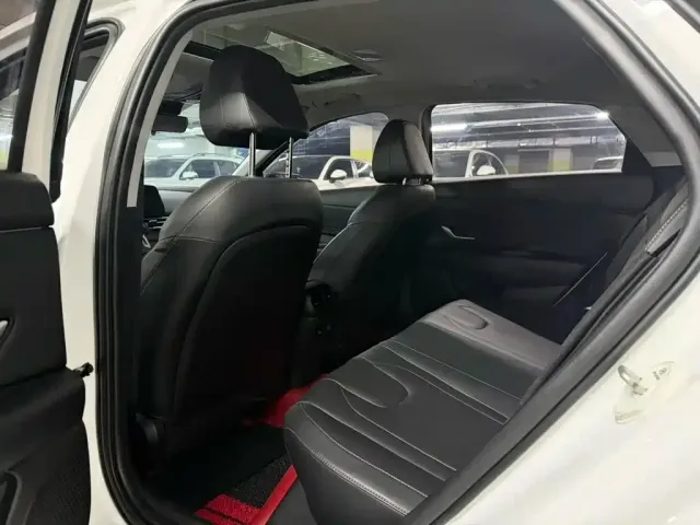 Hyundai Elantra 2022 1.5L CVT LUX Premium Edition — Фото автомобиля 8