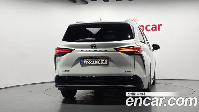Toyota Sienna — Фото автомобиля 3
