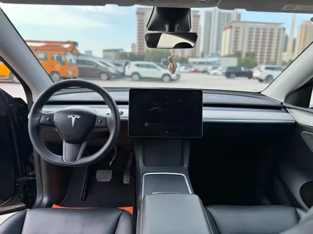 Tesla Model Y — Фото автомобиля 5