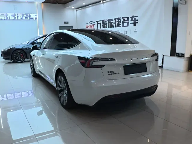 Tesla Model 3 — Фото автомобиля 10