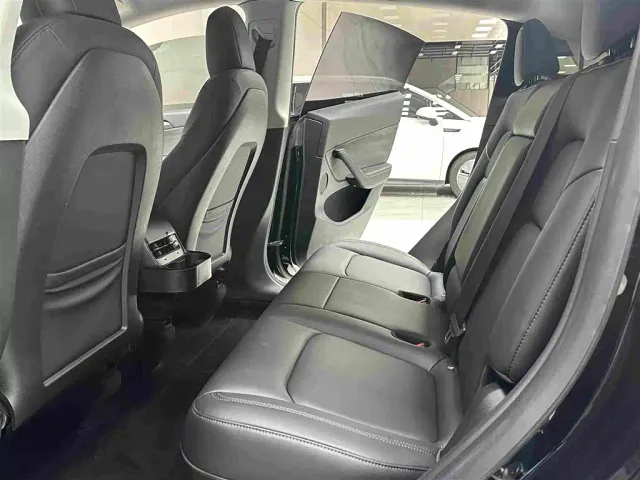 Tesla Model Y — Фото автомобиля 17