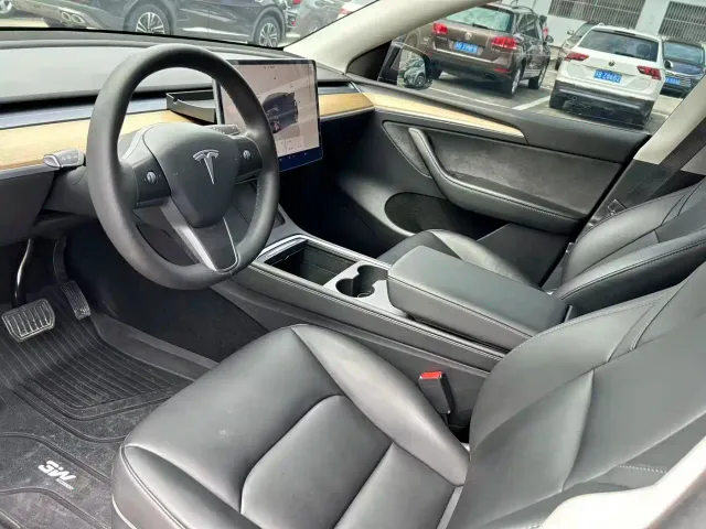 Tesla Model Y — Фото автомобиля 14