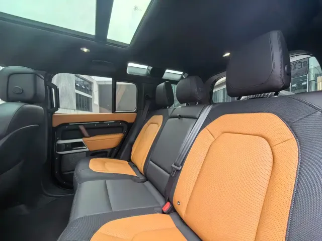 Land Rover Defender — Фото автомобиля 10