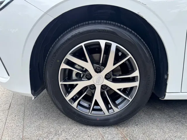 Geely Emgrand — Фото автомобиля 26