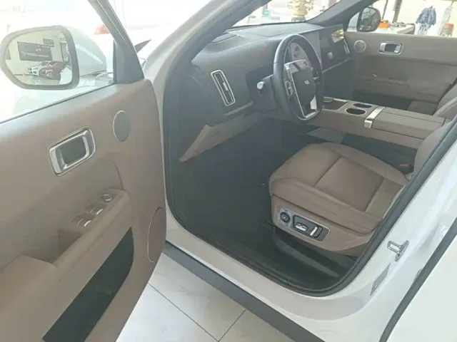 Li Auto L8 — Фото автомобиля 15