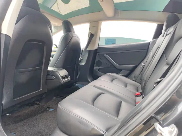 Tesla Model 3 — Фото автомобиля 12