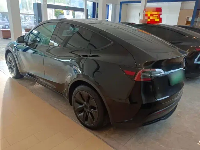 Tesla Model Y — Фото автомобиля 6