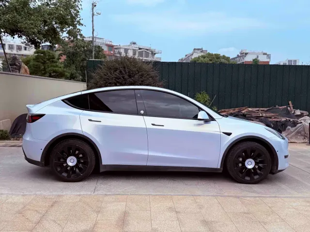 Tesla Model Y — Фото автомобиля 11