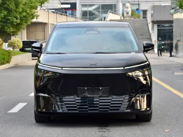 Xpeng X9 — Фото автомобиля 4