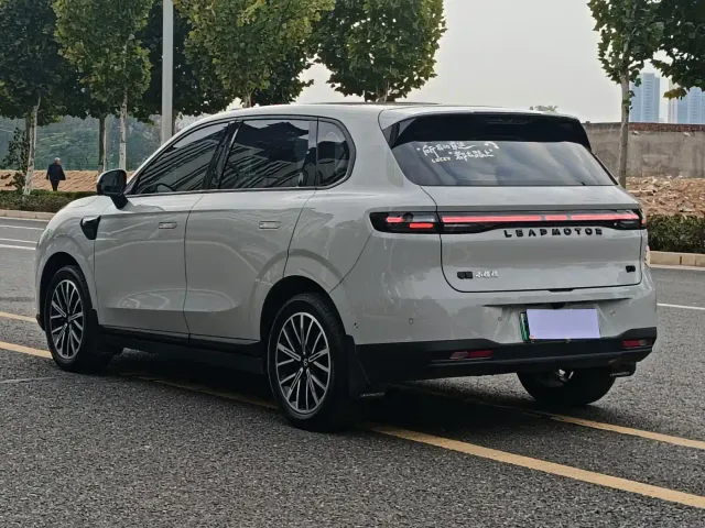 Leapmotor B10 — Фото автомобиля 9