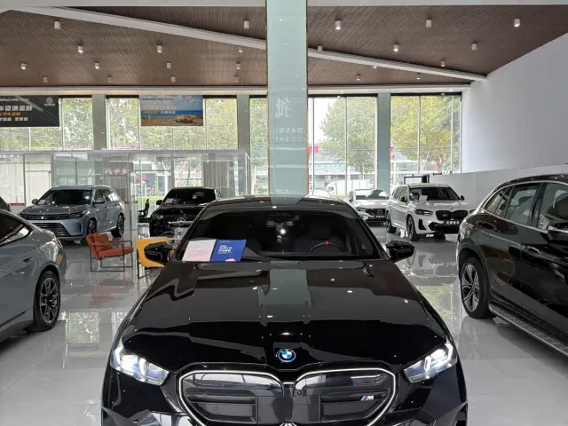 BMW i5 M60 — Фото автомобиля 2