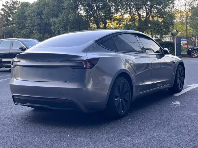 Tesla Model 3 — Фото автомобиля 5