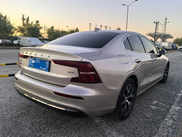 Volvo S60 — Фото автомобиля 5