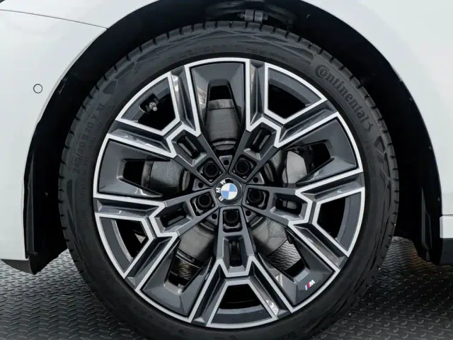BMW BMW 5 Series 2025 530Li Premium M Sport Package — Фото автомобиля 10