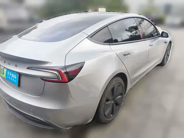 Tesla Model 3 — Фото автомобиля 2