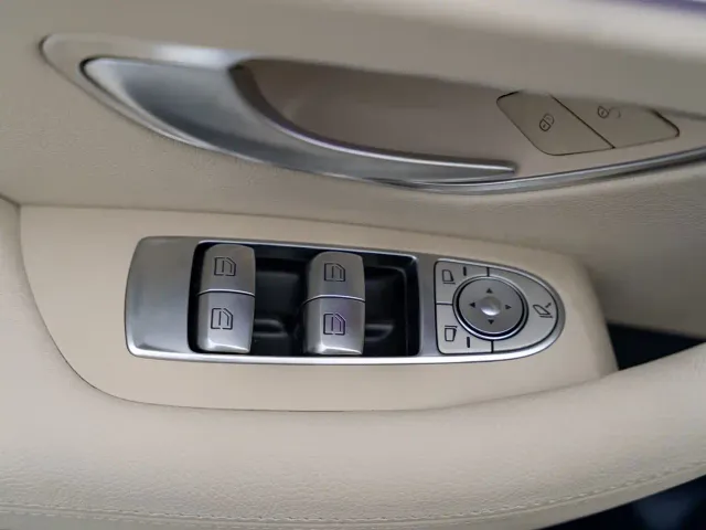 Mercedes-Benz E-Class — Фото автомобиля 11