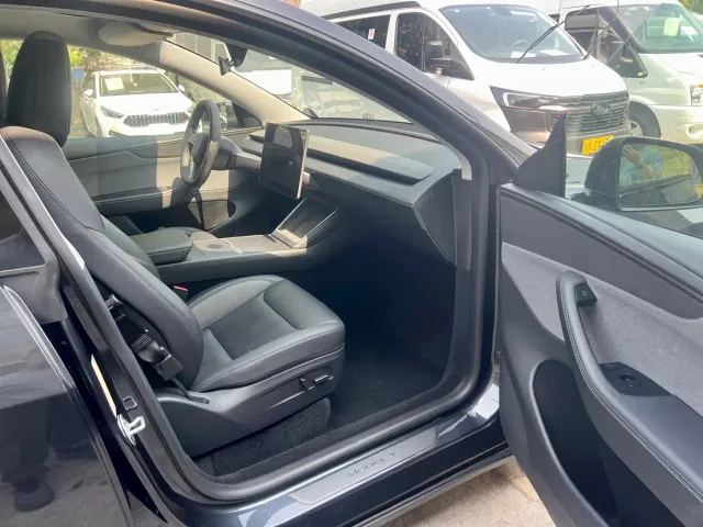 Tesla Model Y — Фото автомобиля 16