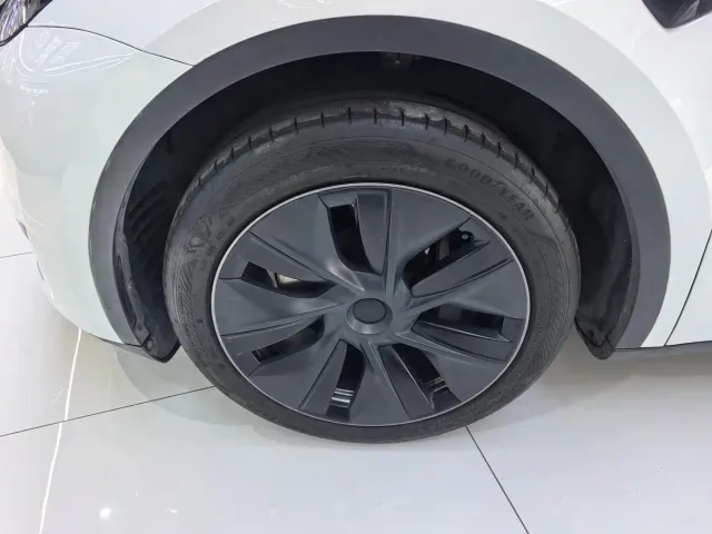 Tesla Model Y — Фото автомобиля 4