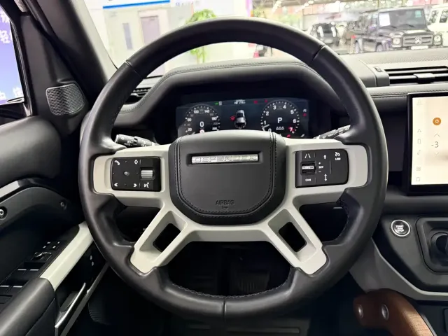 Land Rover Defender — Фото автомобиля 22