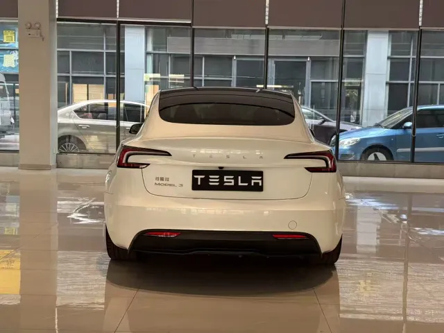 Tesla Model 3 — Фото автомобиля 7