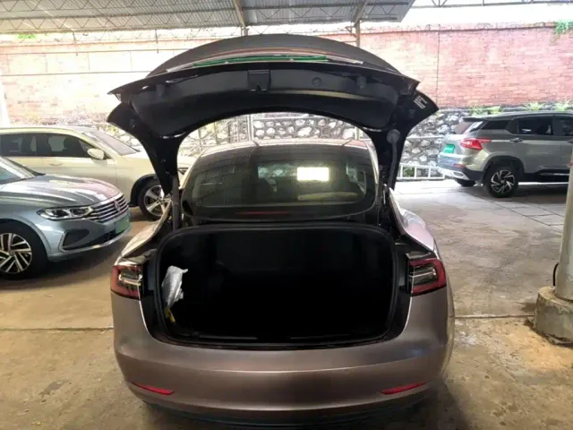 Tesla Model 3 — Фото автомобиля 9