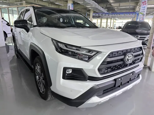 Toyota RAV4 — Фото автомобиля 3