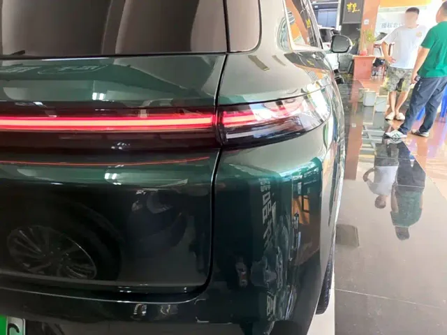 Li Auto L8 — Фото автомобиля 7