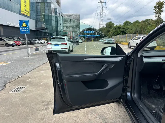 Tesla Model Y — Фото автомобиля 8
