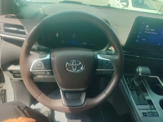 Toyota Sienna — Фото автомобиля 6