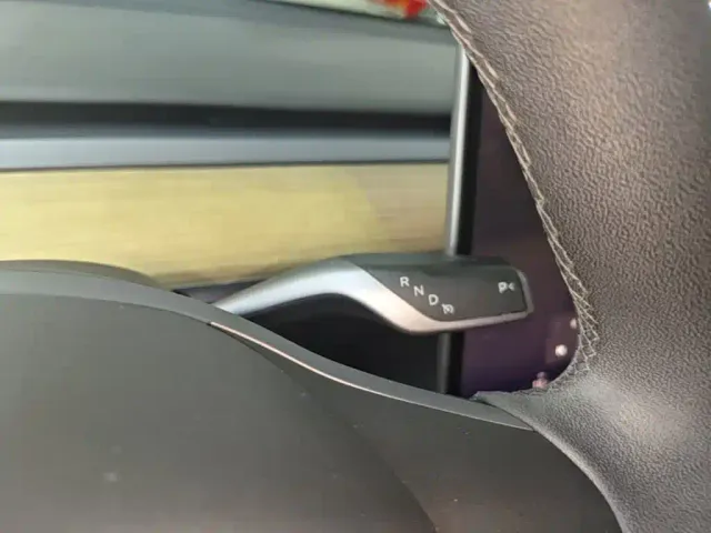 Tesla Model Y — Фото автомобиля 13