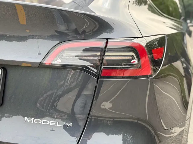 Tesla Model Y — Фото автомобиля 8