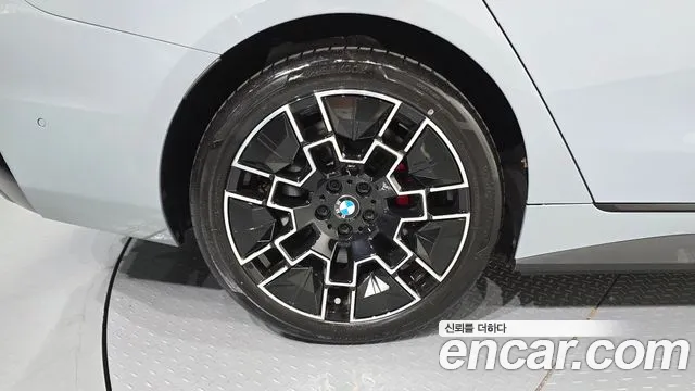 BMW i4 — Фото автомобиля 5