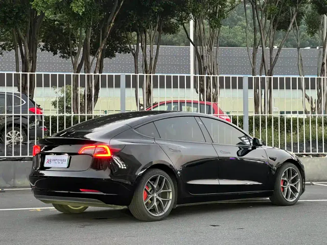 Tesla Model 3 — Фото автомобиля 5