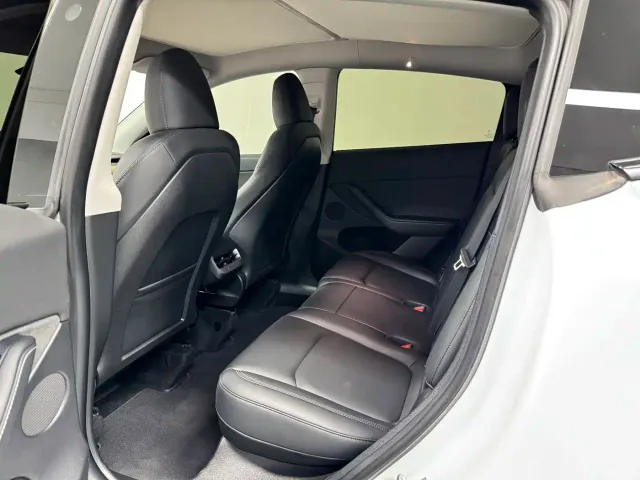 Tesla Model Y — Фото автомобиля 16