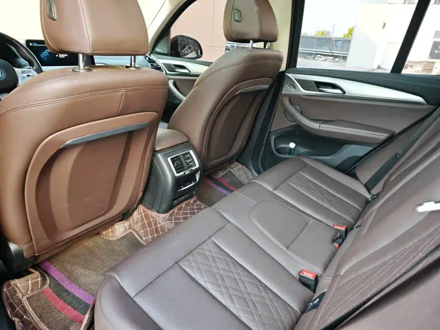 BMW iX3 — Фото автомобиля 11