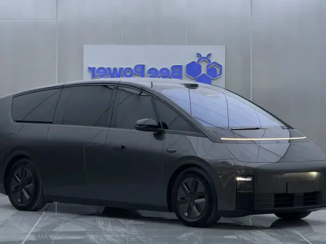Li Auto MEGA — Фото автомобиля 3