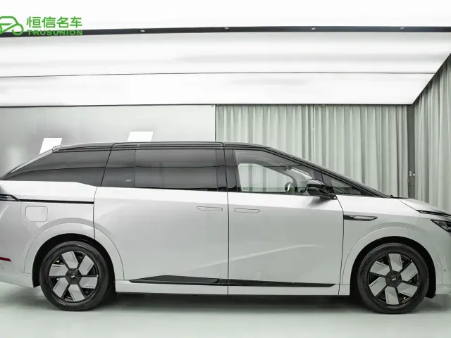 Xpeng X9 — Фото автомобиля 2