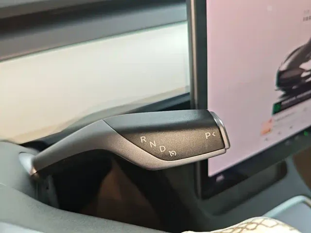 Tesla Model 3 — Фото автомобиля 13