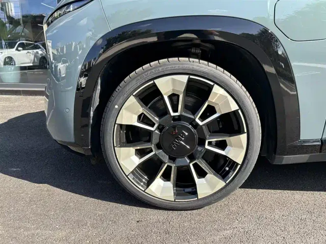 BMW XM — Фото автомобиля 8