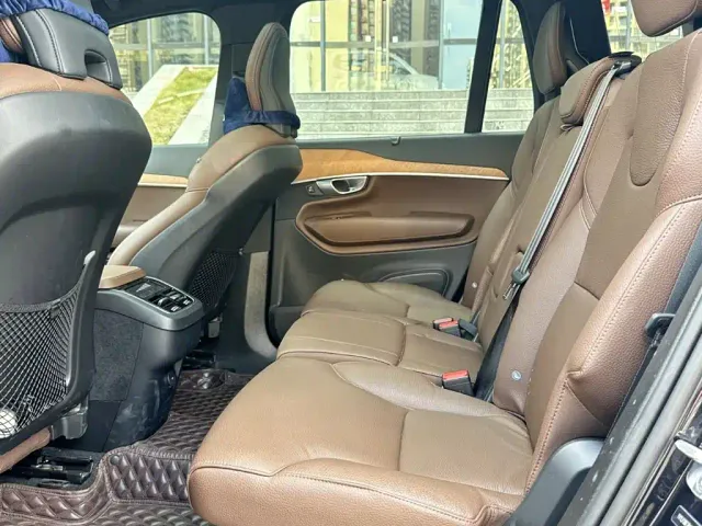 Volvo XC90 — Фото автомобиля 8