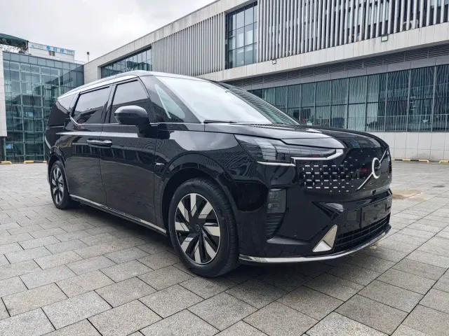 Volvo EM90 — Фото автомобиля 3
