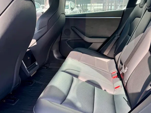 Tesla Model 3 — Фото автомобиля 12