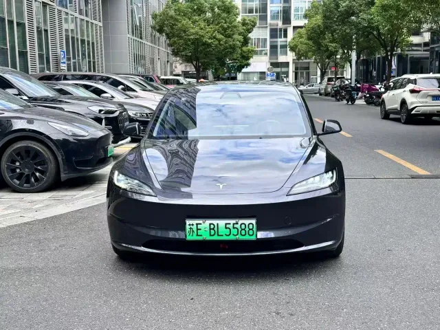 Tesla Model 3 — Фото автомобиля 2