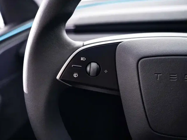 Tesla Model Y — Фото автомобиля 25
