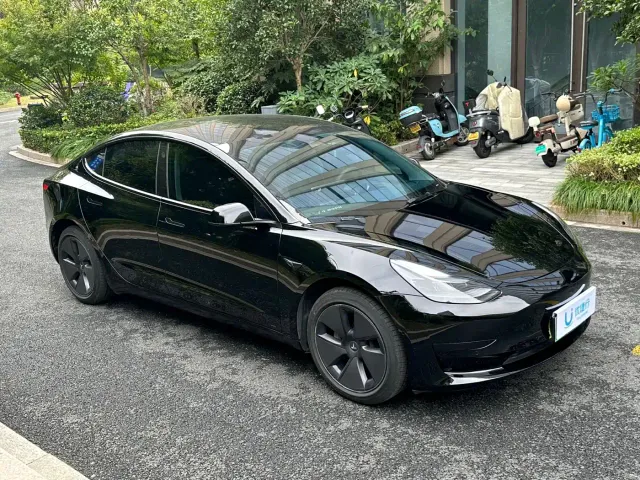 Tesla Model 3 — Фото автомобиля 2